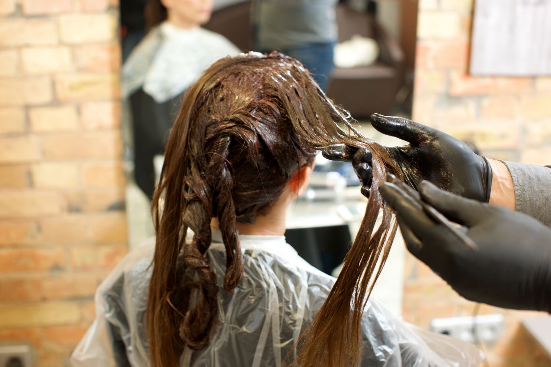 髪を色で遊ぶ！最新ヘアカラートレンドと実践的カラーテクニック
